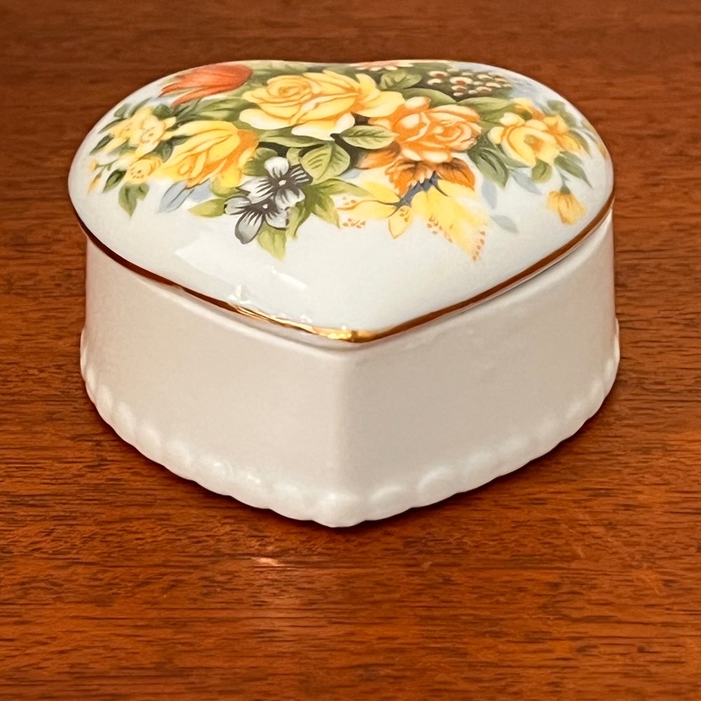 Vintage Heart Shaped Porcelain Trinket Box Floral Rose Gold Trim Scalloped Base - Picture 4 of 16
